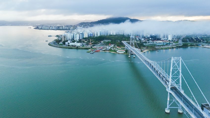 Florianópolis abre concurso com 46 vagas e salários até R$ 21.131