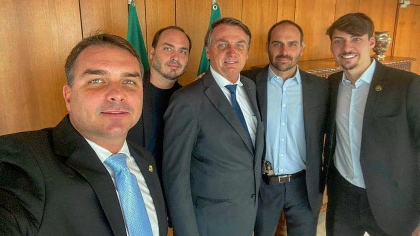 Moraes autoriza visita permanente dos filhos de Bolsonaro
