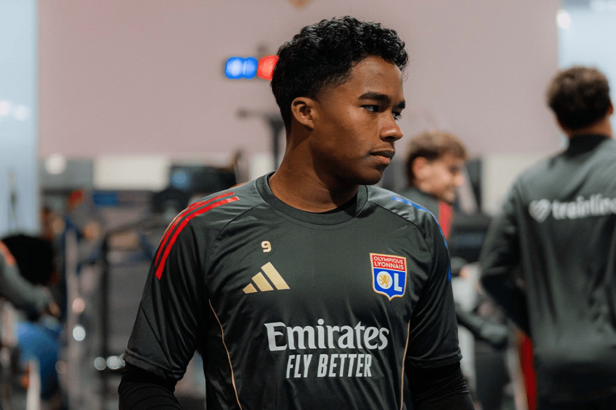 Técnico do Lyon rasga elogios a Endrick: “É um jogador diferente”