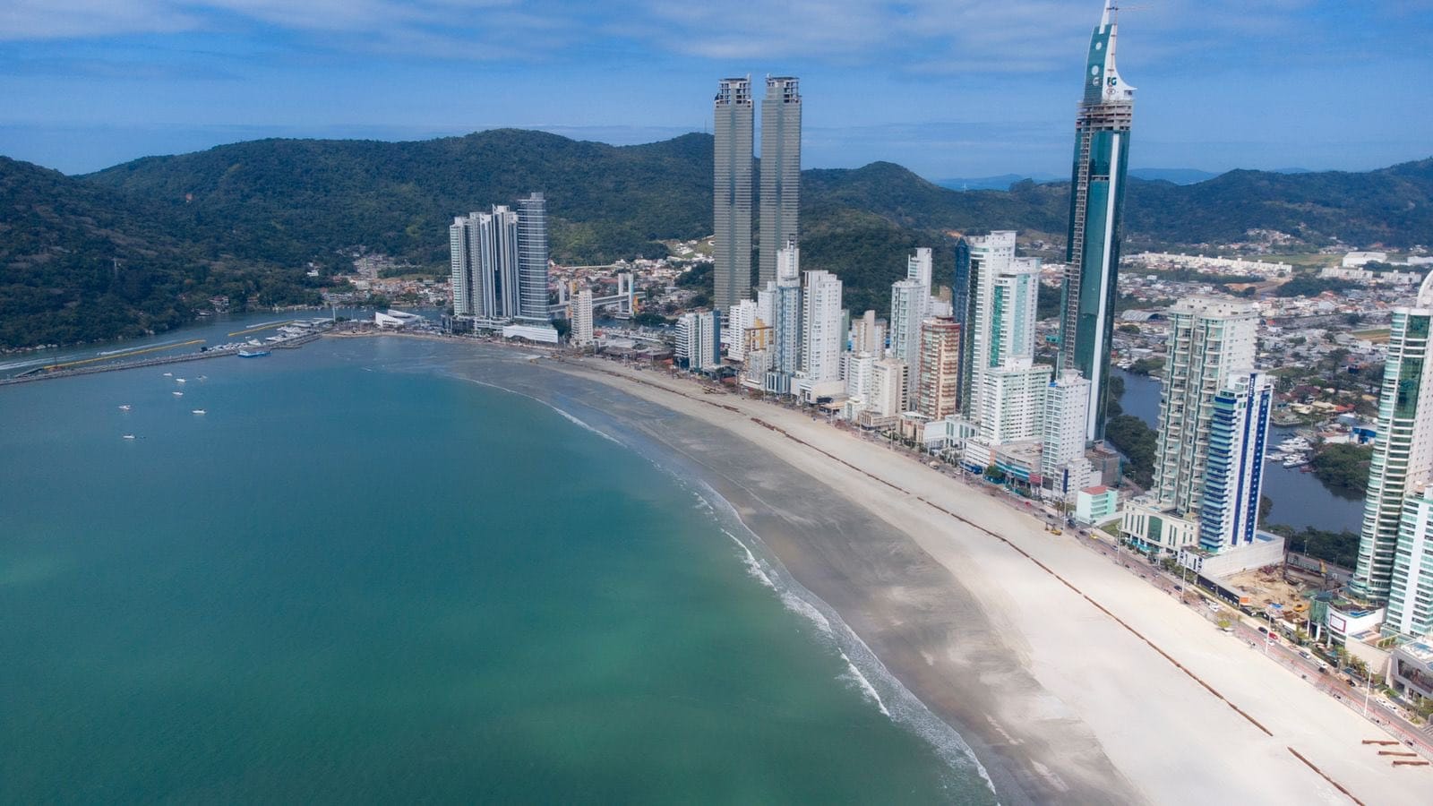 Homem fere 3 pessoas com faca em praia de Balneário Camboriú (SC)