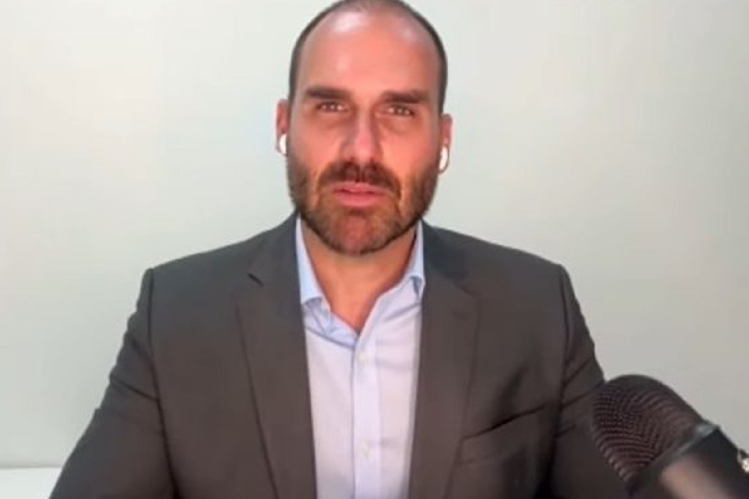 Eduardo Bolsonaro reage à ordem da PF para voltar ao cargo de escrivão