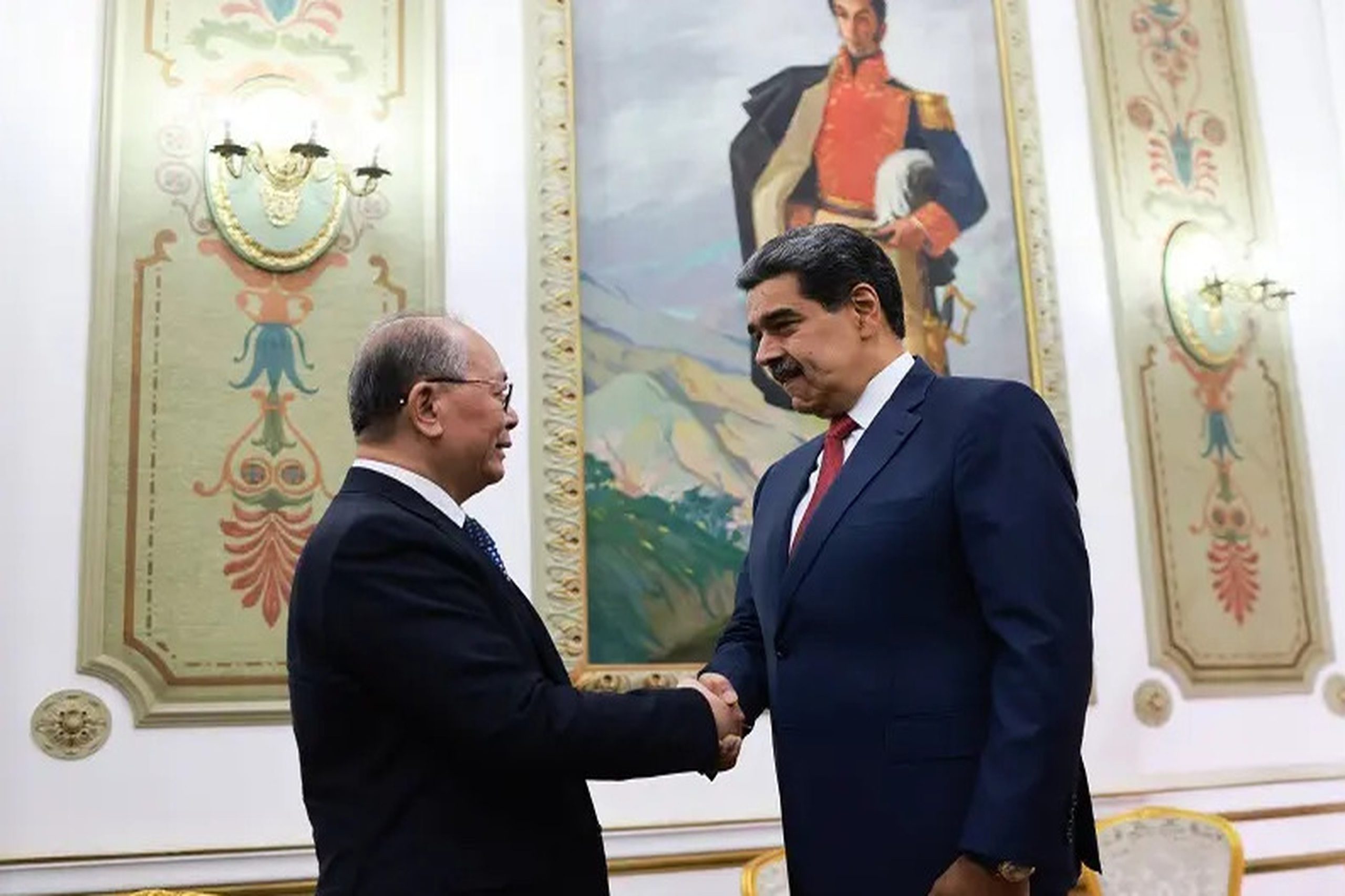 Maduro recebe enviado da China em meio à crise com os EUA