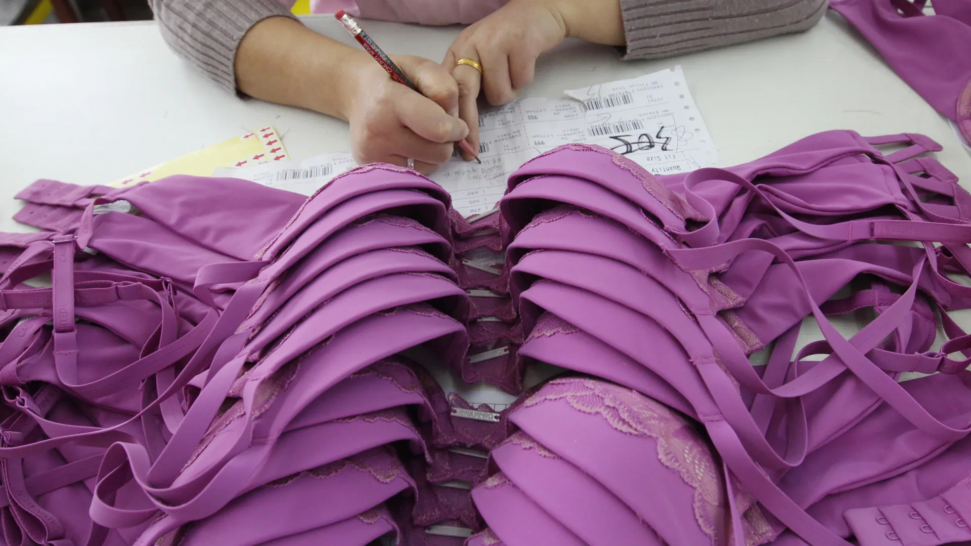 Mulheres lideram a produção de 1,5 milhão de peças de lingerie por mês em Juruaia (MG)