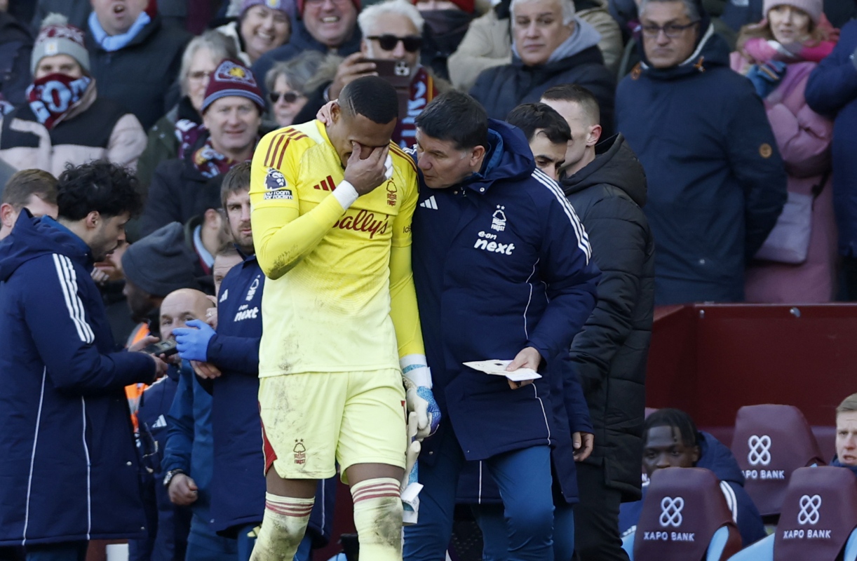 John falha, se machuca e deixa gramado chorando na Premier League