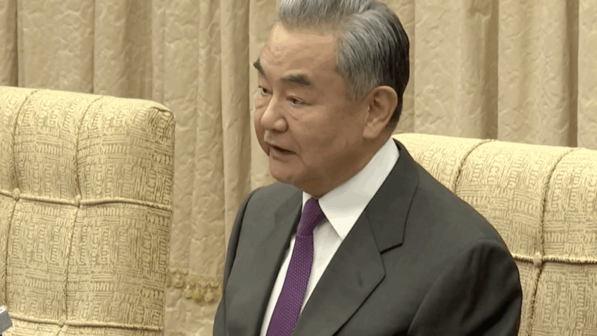 Nenhum país pode ser a polícia do mundo, diz chanceler da China