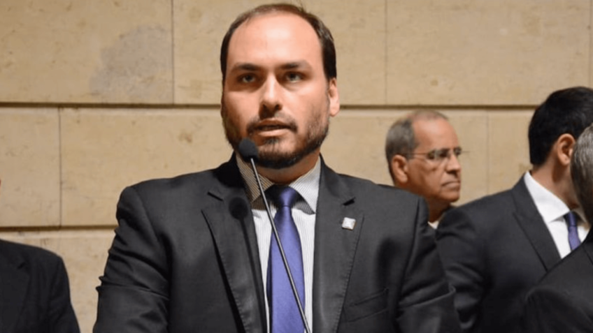 Carlos tenta visitar Bolsonaro nesta 2ª feira e não consegue