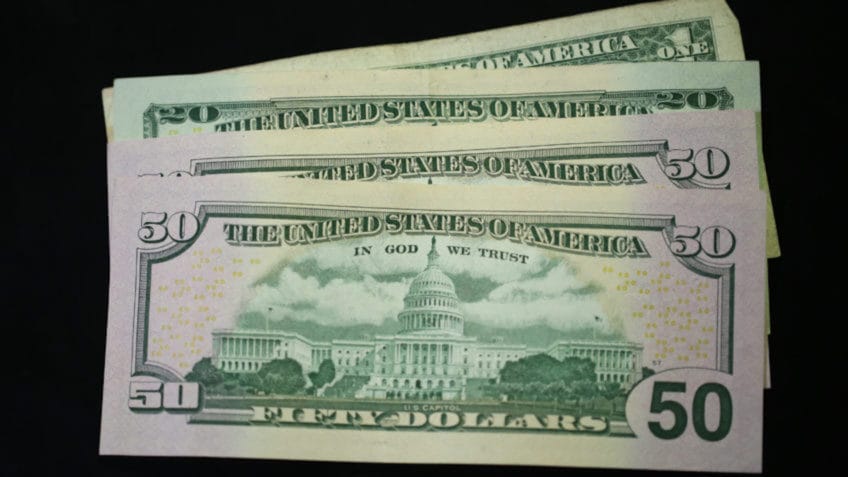 Brasil tem a 2ª maior saída de dólares da história em 2025