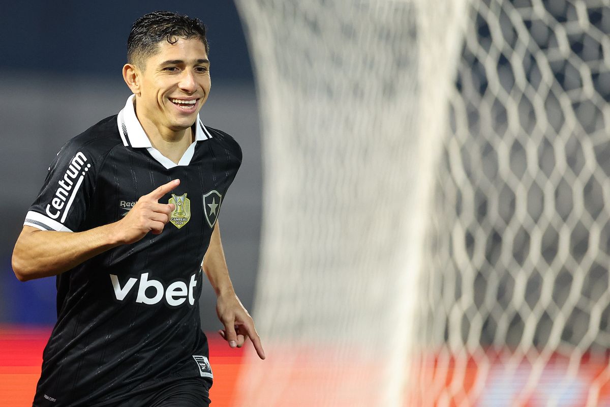 Após imbróglio na Venezuela, Savarino se reapresenta ao Botafogo