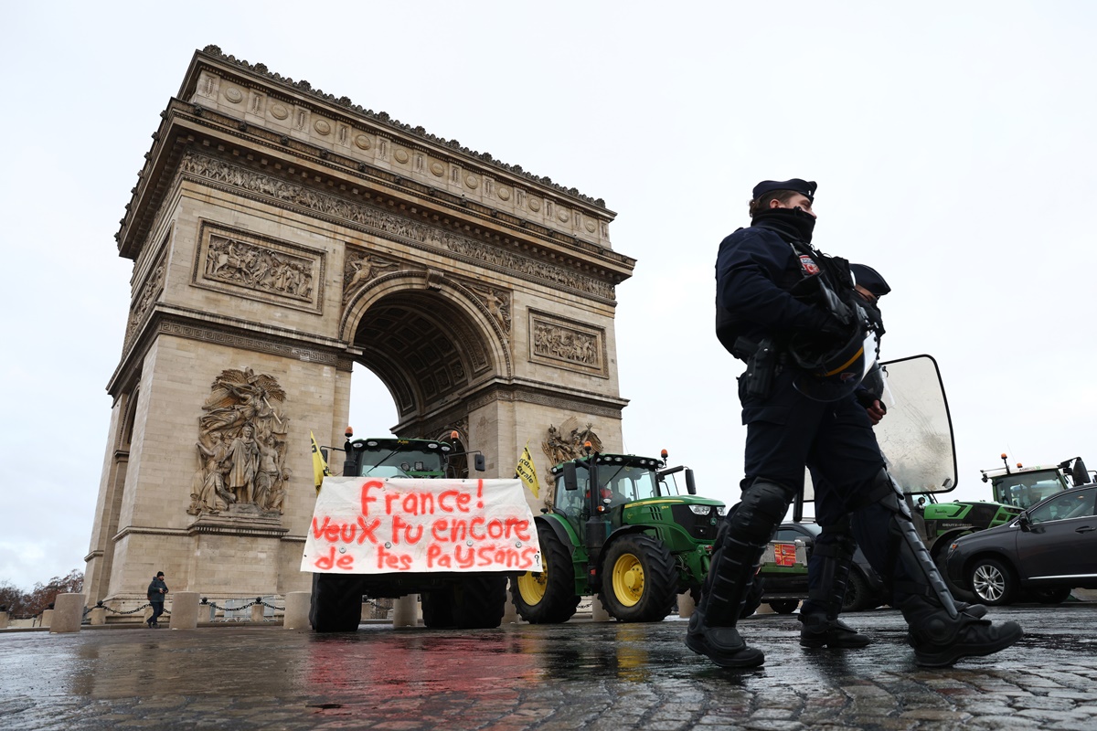 Cerca de 100 tratores invadem Paris em protesto contra UE-Mercosul