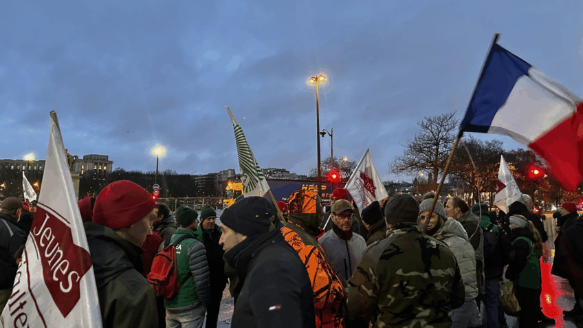 Agricultores protestam em Paris contra acordo UE-Mercosul