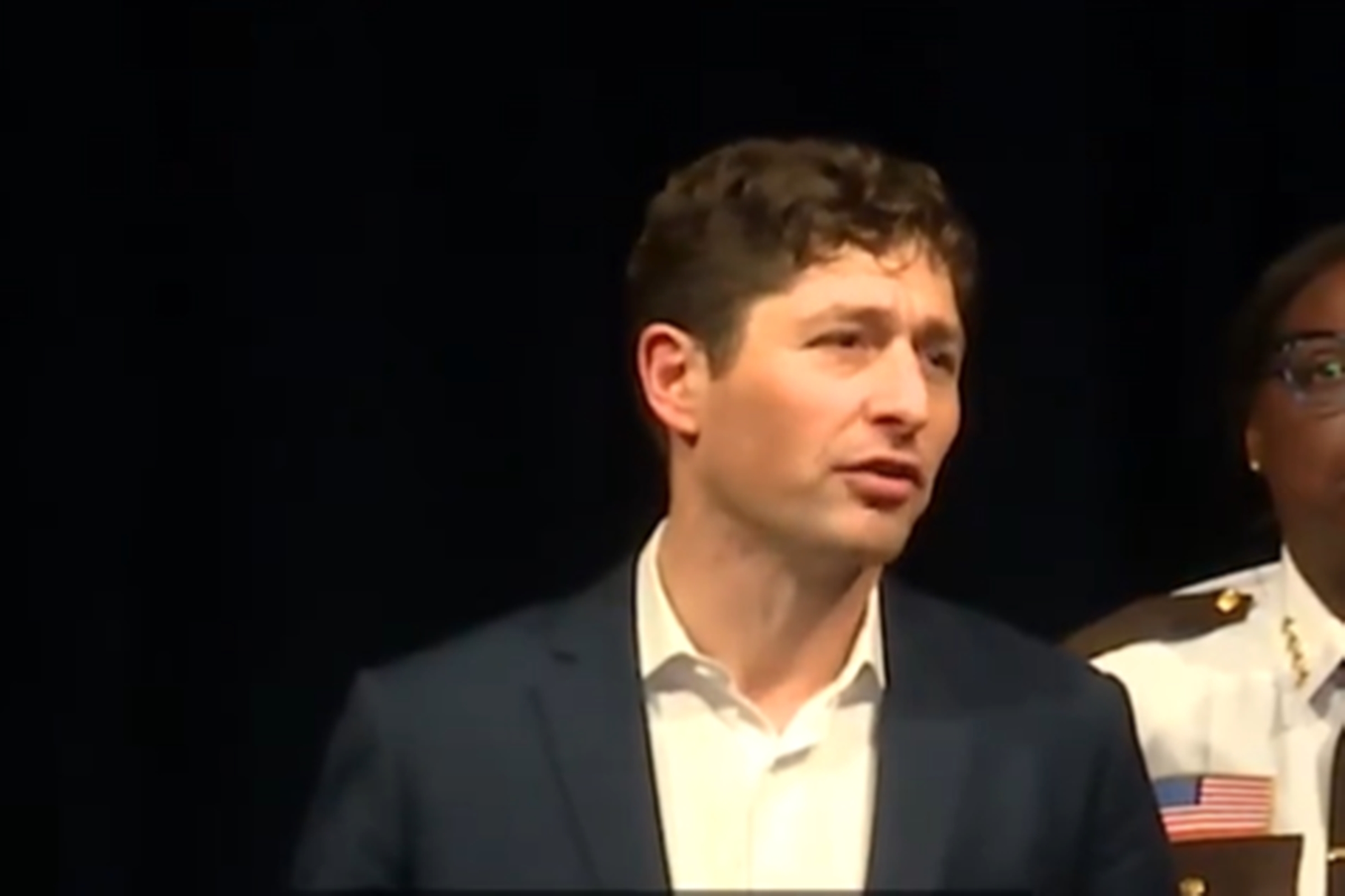 "ICE, saiam da porra de Mineápolis", diz prefeito após morte de mulher