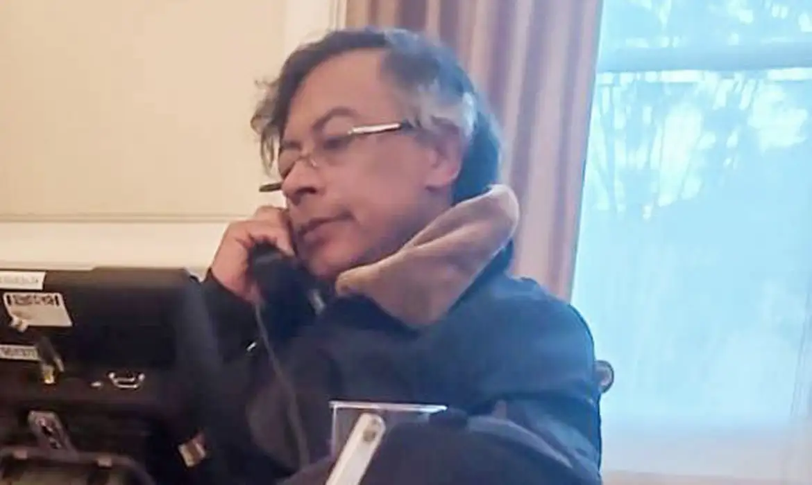 Após ameaças e acusações, Trump conversa com presidente colombiano