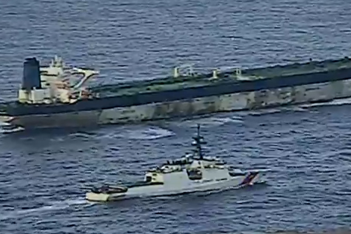 EUA divulga vídeo de abordagem a petroleiro russo em alto-mar. Veja vídeo