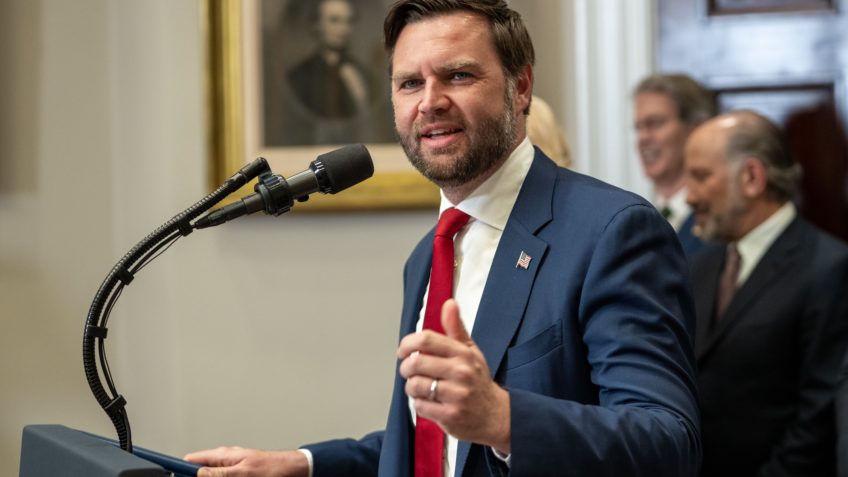 J.D. Vance defende ICE e critica “lavagem cerebral” da esquerda