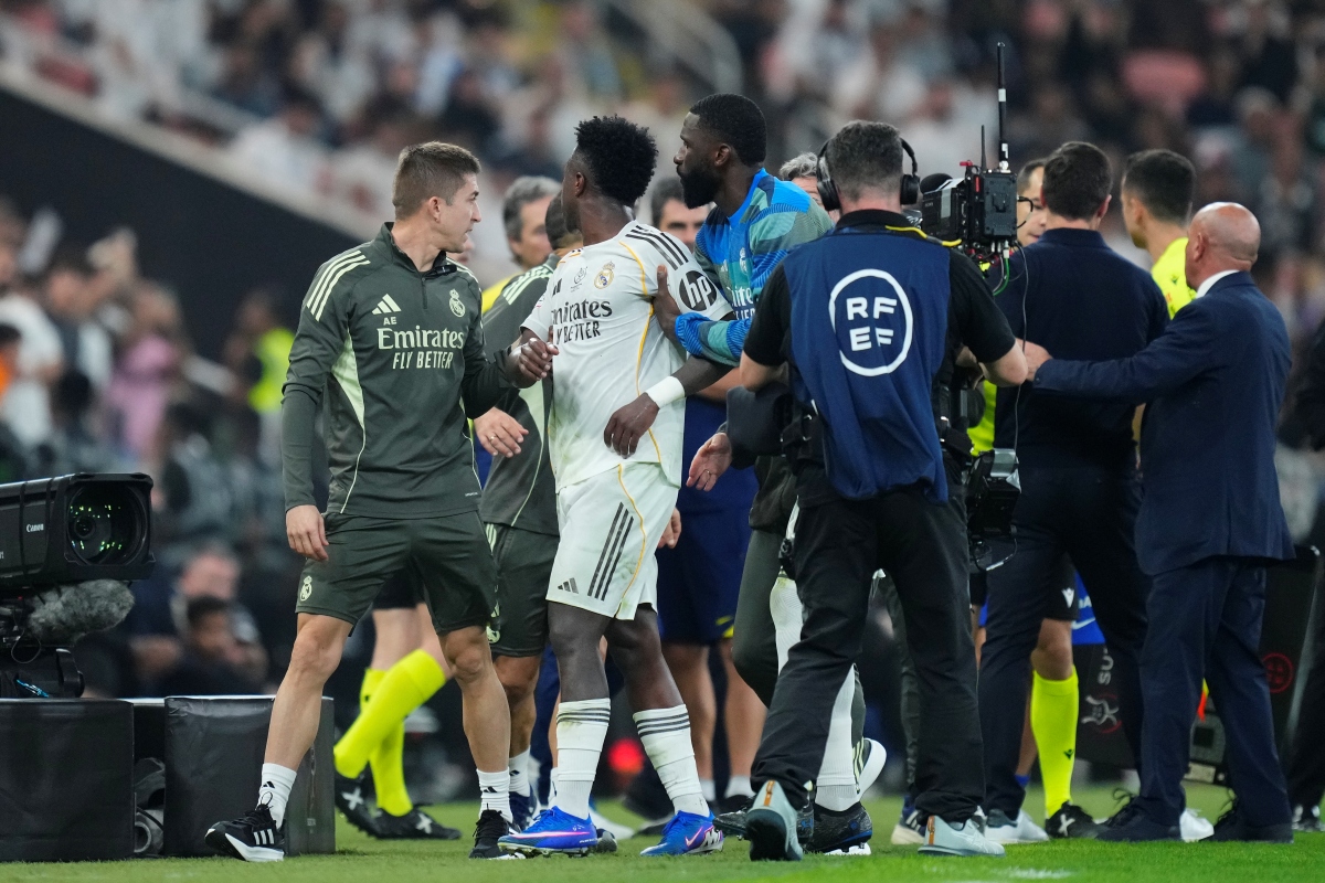 Vinícius Júnior bate boca com Simeone em clássico pela Supercopa; veja