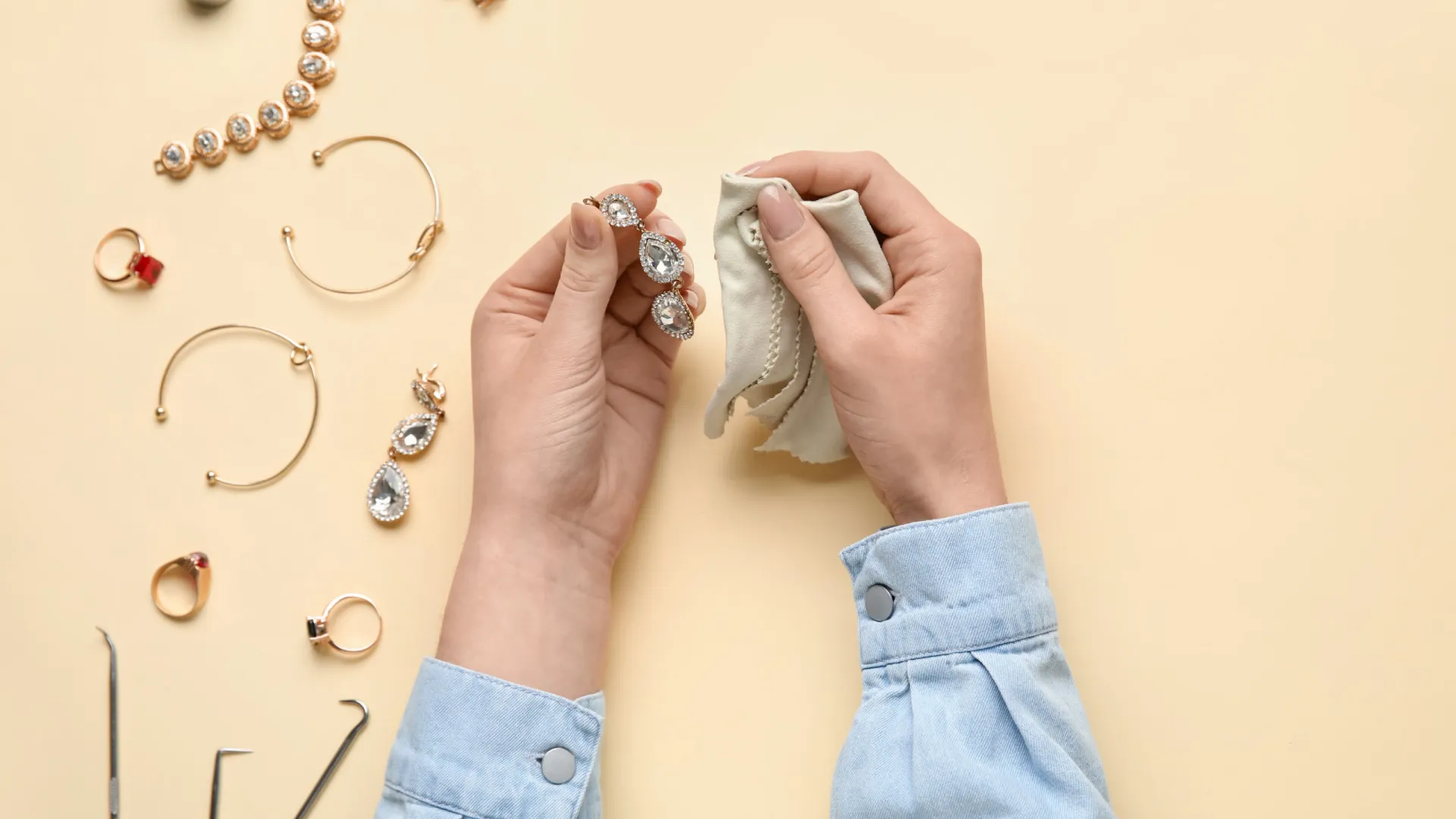 Truques simples para recuperar o brilho das bijuterias em casa