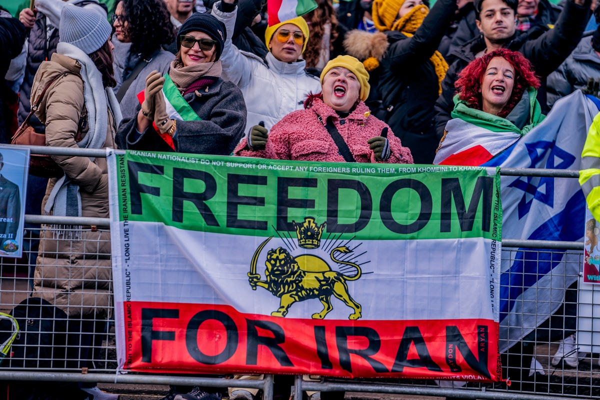 Protestos no Irã ganham força e regime intensifica repressão