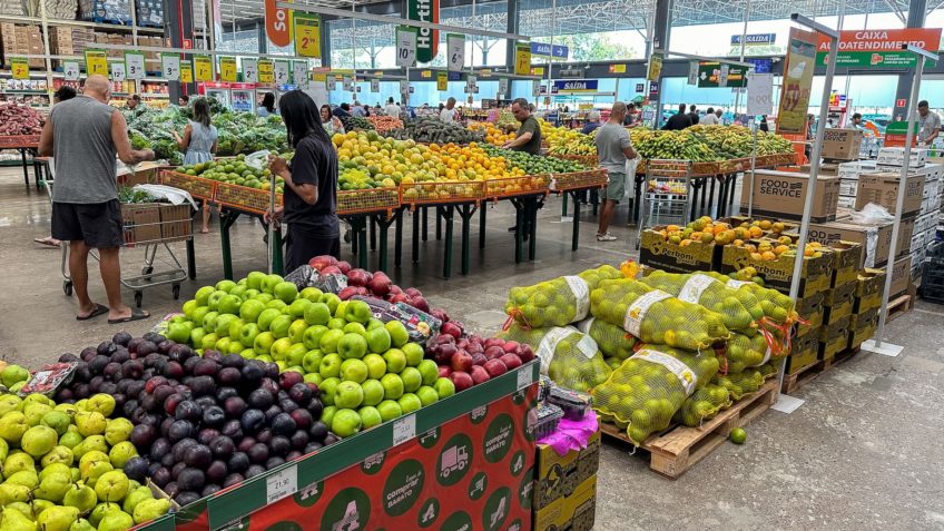 Inflação termina 2025 a 4,26%, dentro do intervalo da meta