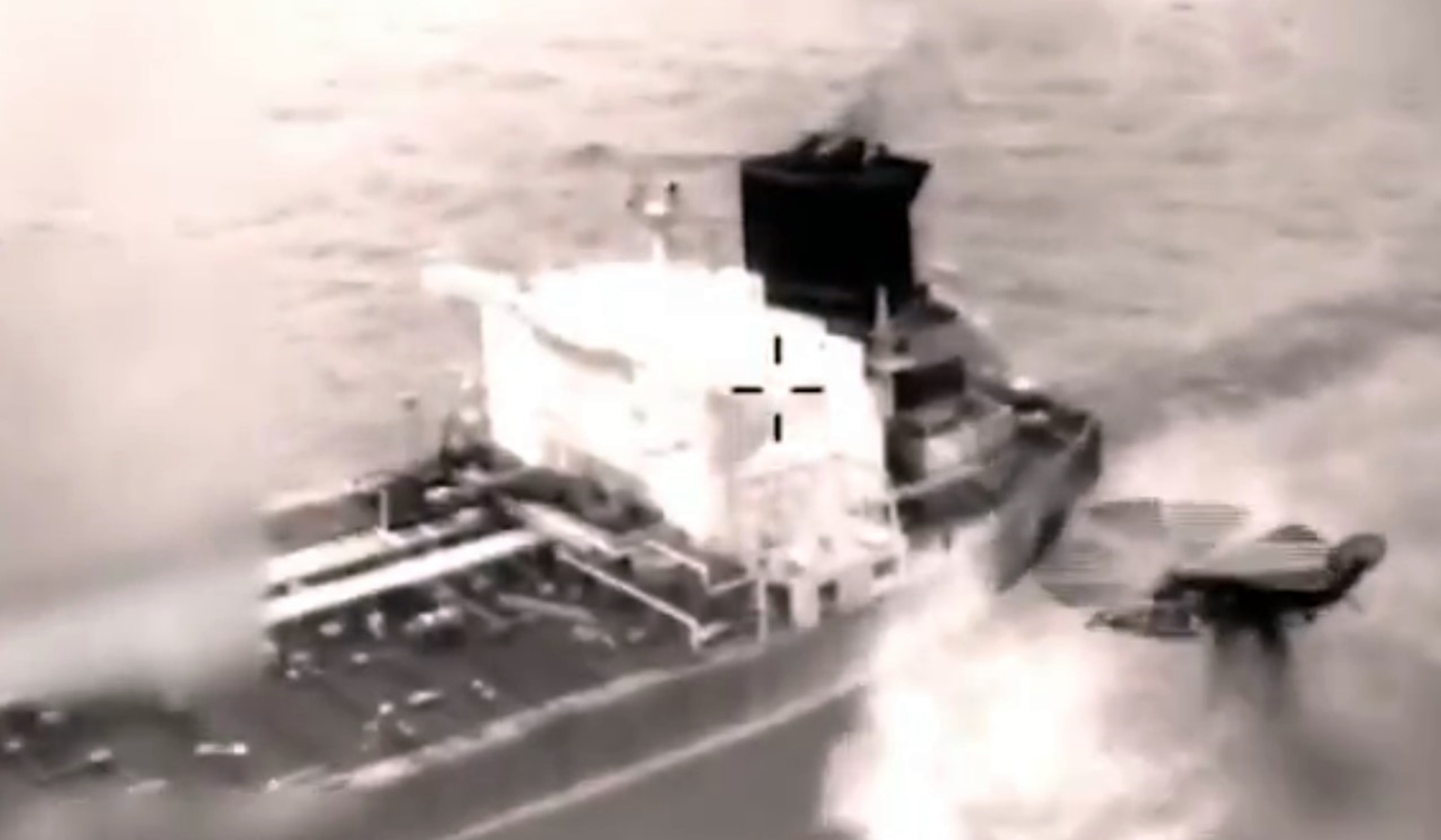 De helicóptero, militares dos EUA tomam mais um petroleiro no Caribe