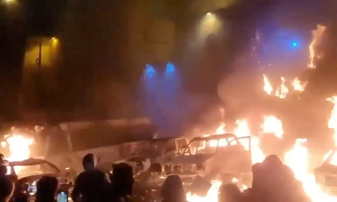 Com manifestações na capital, Irã corta internet e cancela voos