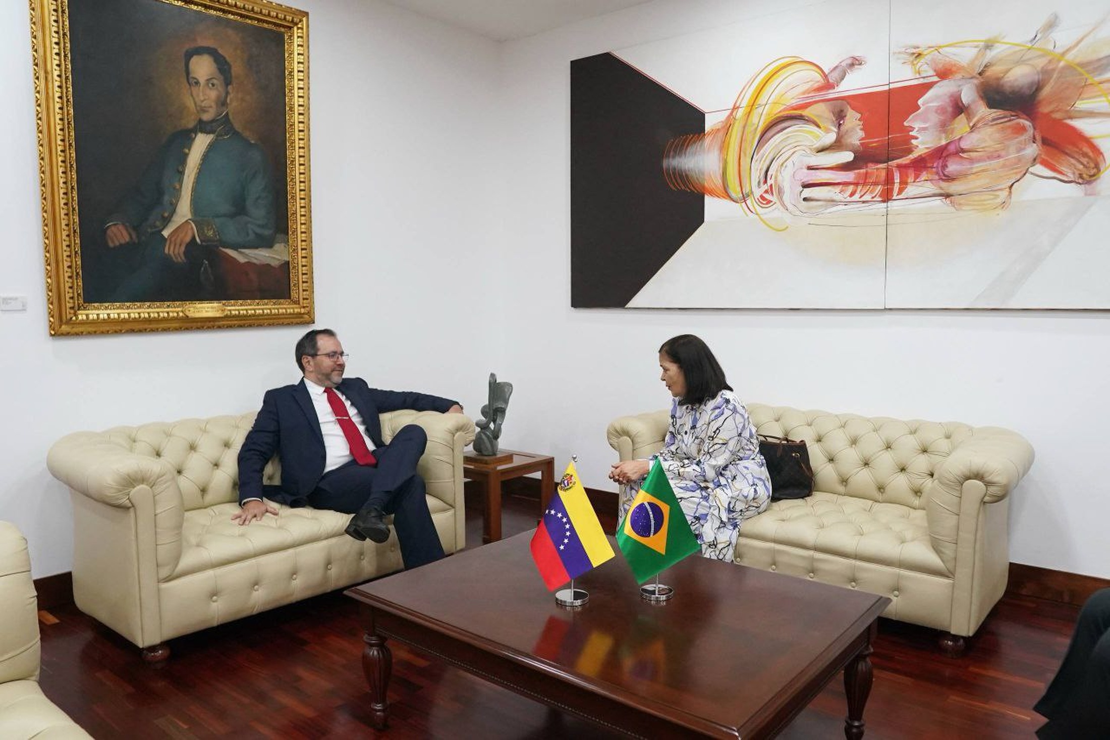 Chanceler da Venezuela se reúne com embaixadora do Brasil em Caracas