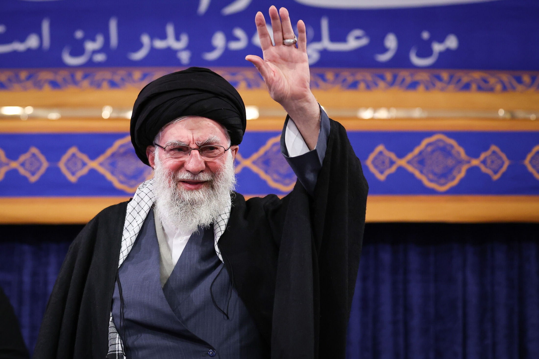 Protestos violentos se espalham pelo Irã e deixam Khamenei sob pressão