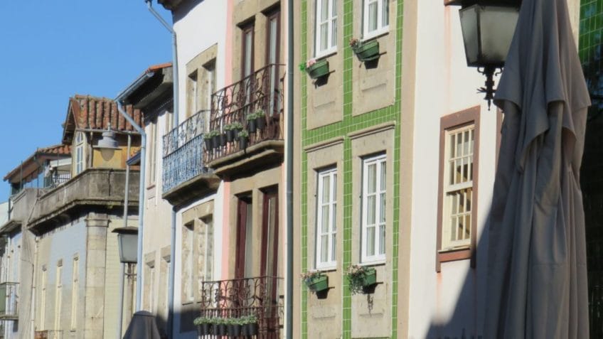 Crise habitacional e saúde marcam a corrida eleitoral em Portugal