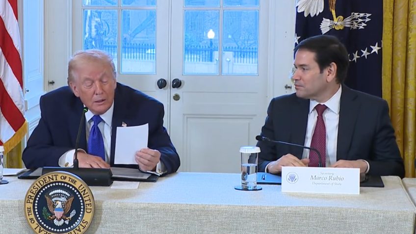 Rubio passa recado a Trump, que lê em voz alta em reunião