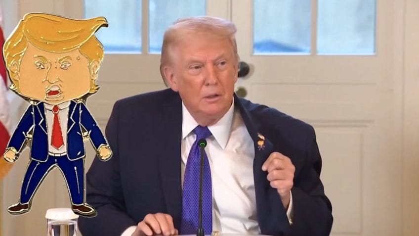 Trump usa pin "Trump feliz" em reunião na Casa Branca