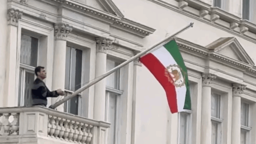 Homem troca bandeira do Irã em embaixada em Londres