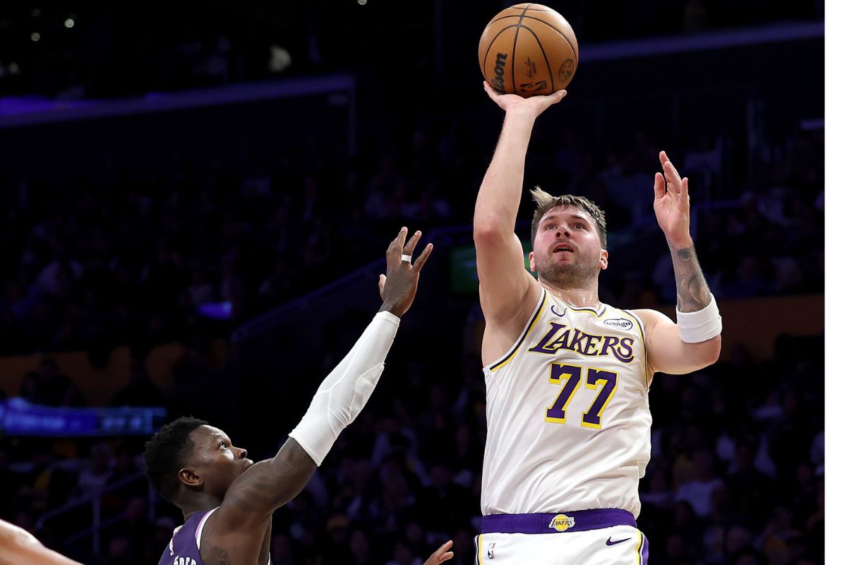 Schröder tenta agredir Doncic e é suspenso por três jogos na NBA. Veja