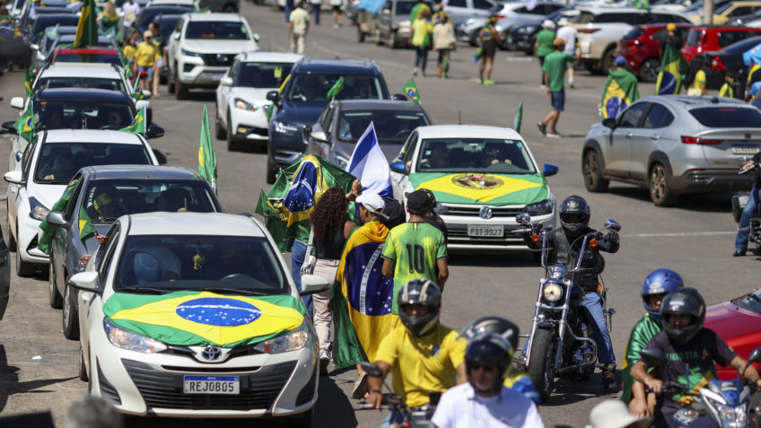 Carreata de apoiadores de Bolsonaro reúne mais de 200 carros em Brasília