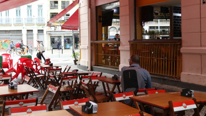 Setor de serviços cai 0,1% depois de 9 altas seguidas, diz IBGE