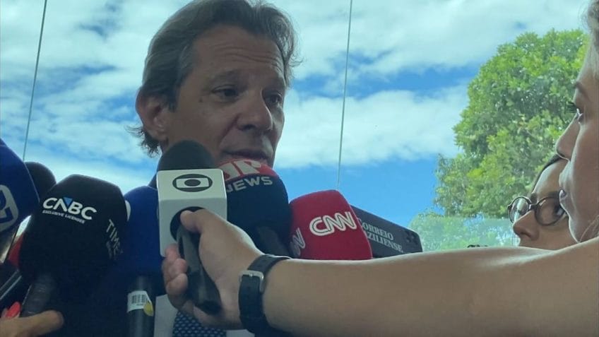 Haddad diz que oposição banca fake news com dinheiro sujo
