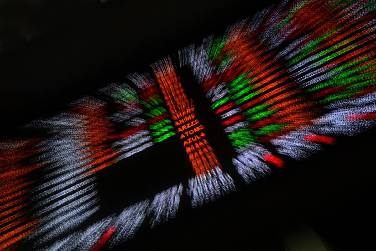 Dólar cai e Bolsa bate novo recorde com caso Master, eleições e varejo