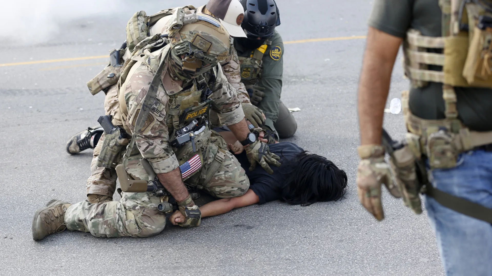 Casal acusa ICE de jogar gás lacrimogênio em carro com seus 6 filhos