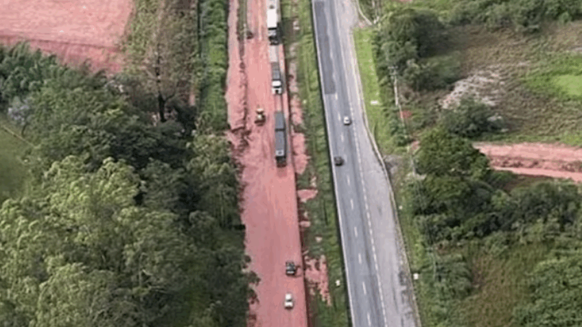 Chuvas causam alagamento e trânsito na Régis Bittencourt