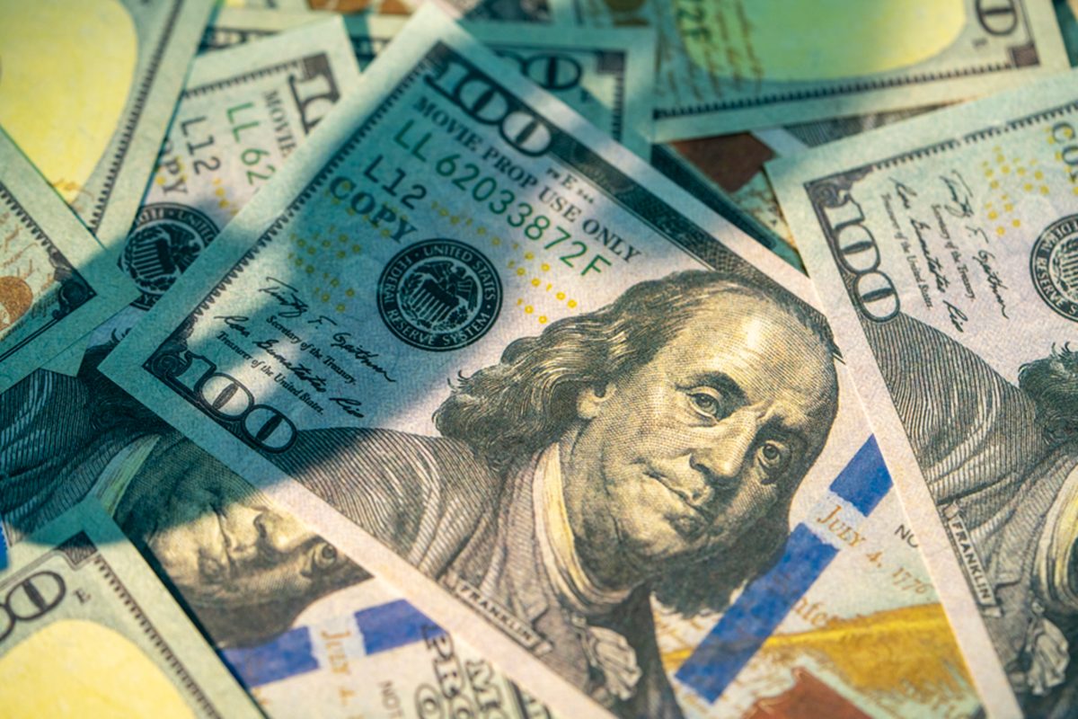 Dólar vai R$ 5,37 e Bolsa cai com temor de demora no corte de juros