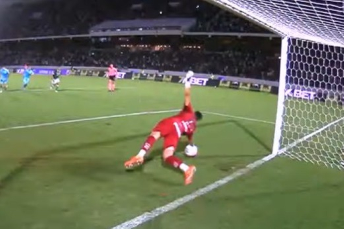 Gabriel Brazão pega pênalti, mas Santos leva empate do Guarani no fim