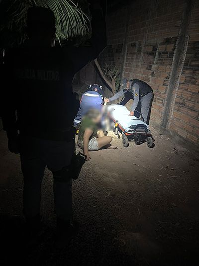 HERÓIS DE FARDA  Policiais militares resgatam e salvam jovem que desacordou após casa pegar fogo