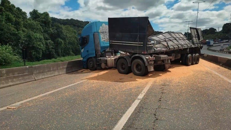 Vídeo mostra caminhão carregado de soja tombando e derramando carga na rodovia