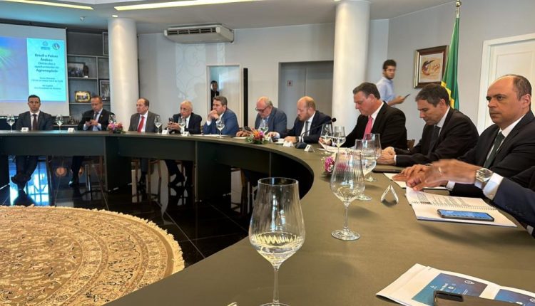 Fávaro apresenta propostas de cooperação a embaixadores da Liga Árabe