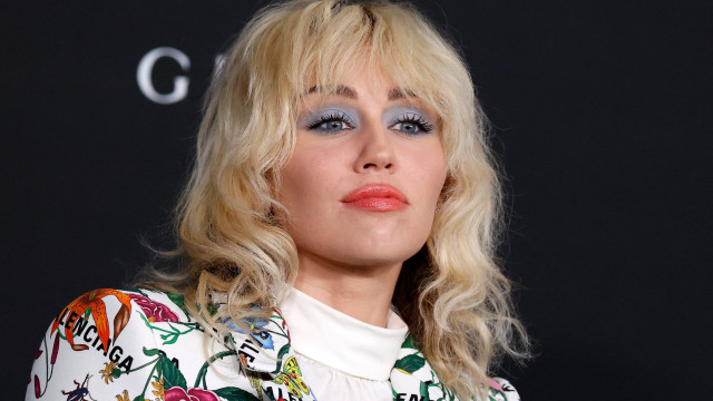 Miley Cyrus tem "esperança" que divórcio do pai resolva briga familiar