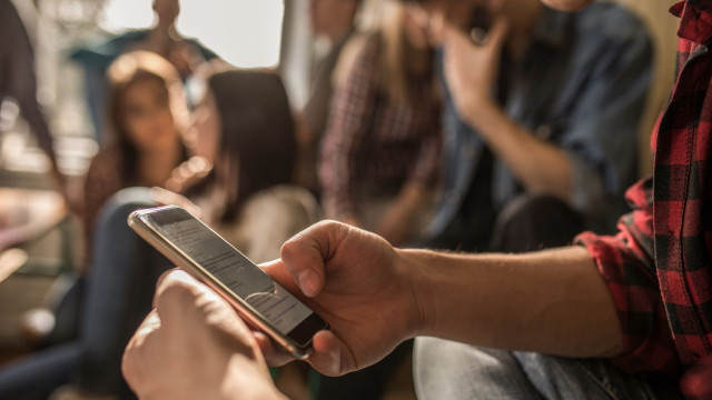 Europeus dizem que jovens 'não' devem ter smartphones