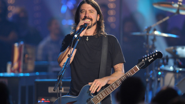 Dave Grohl critica Taylor Swift durante show do Foo Fighters em Londres