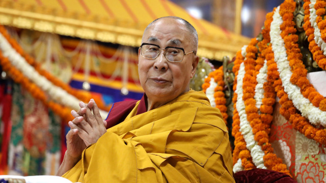 "Estou saudável". Dalai Lama celebra 89.º aniversário e tranquiliza fiéis