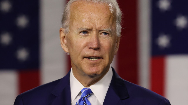 Defesa da democracia é mais importante do que qualquer cargo, diz Biden