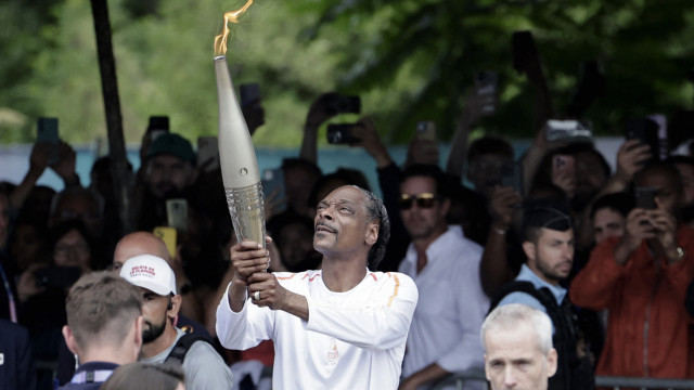 Snoop Dogg carrega tocha olímpica antes da abertura