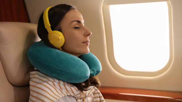 Como escolher o melhor assento no avião para dormir, trabalhar ou relaxar