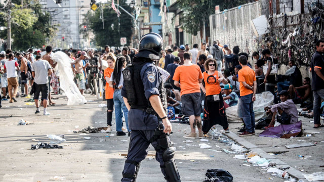 Usuários de droga se espalham, tomam praça na 23 de Maio e retornam para cracolândia original